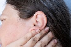 Wysiękowe zapalenie ucha często przebiega bezobjawowo. Może się pojawić uczucie pełności w uchu, szumy uszne, odczucie przelewania się w uchu, niedosłuch.