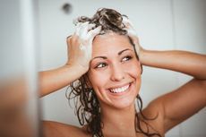 Dziewczyna pod prysznicem myje głowę