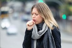 Suchy kaszel często występuje na początku infekcji wirusowej górnych dróg oddechowych.