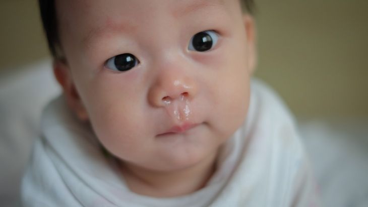 Wodnisty katar u małego dziecka może być związany z ząbkowaniem. 